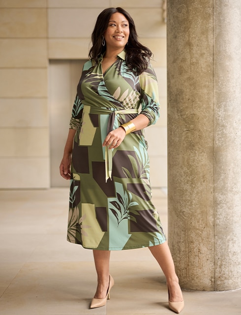 The modeli wearing a black outfit
