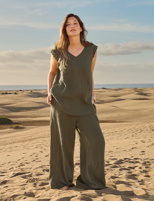 The modeli wearing a black outfit
