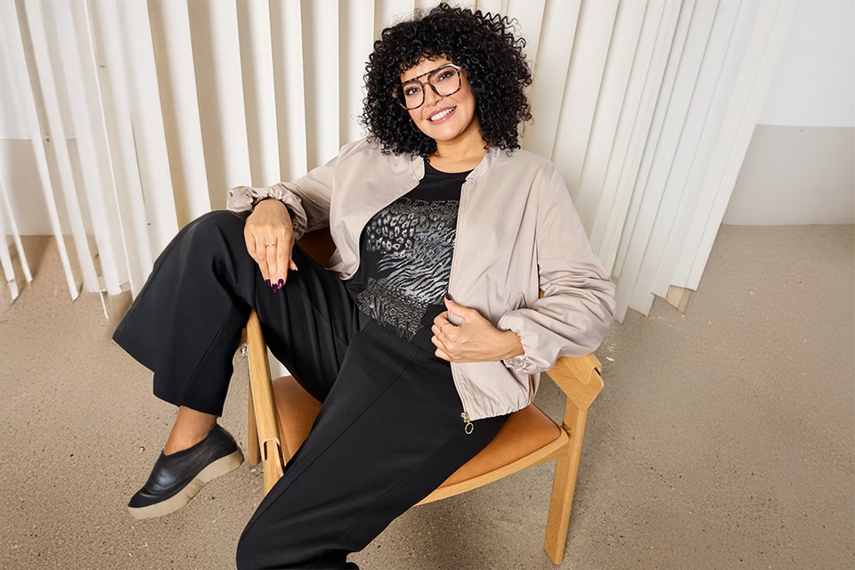 The model wears a blouson.