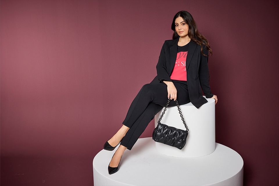 The model wears a blouson.