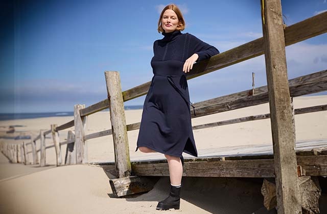 Woman with PURE-Shirt stands in front of the sea