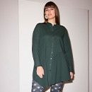 The model wears a greenshirt