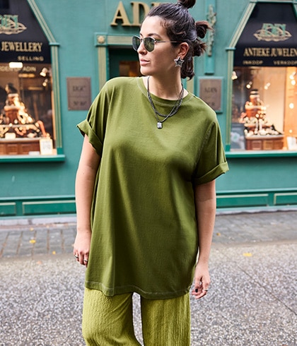 Model wears a red patterned T-shirt