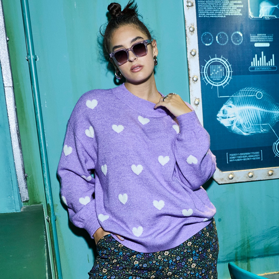 Model is wearing a armless black shirt