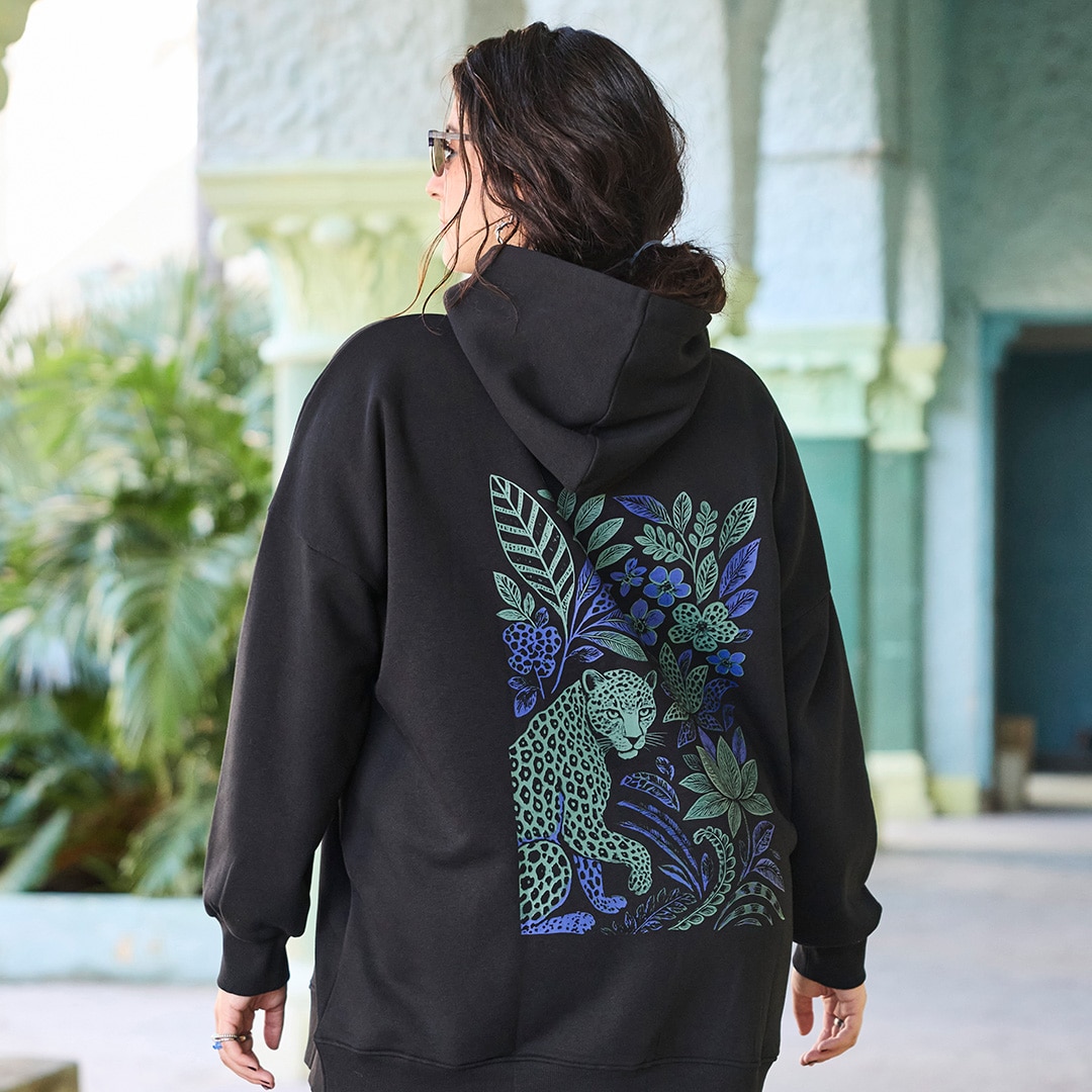 The model wears a light purple blazer combined with a band T-shirt and jeans.