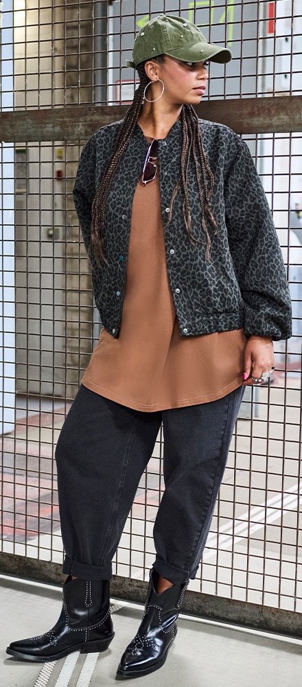 The model is wearing a musselin set