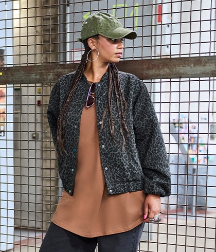 The model is wearing a musselin set