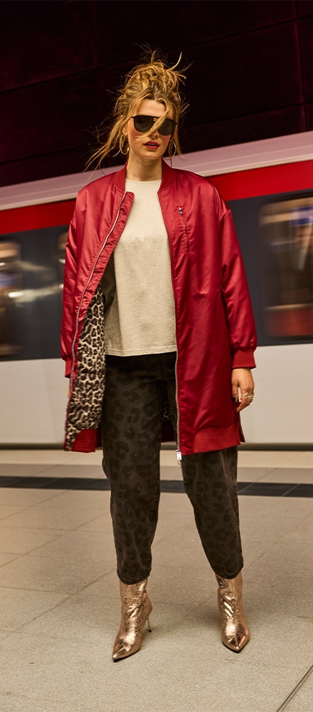 The model is wearing a musselin set