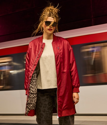 The model is wearing a musselin set