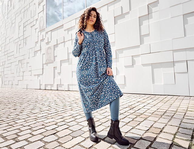 Model wears a mididress