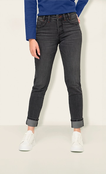 Model trägt eine dunkle Slim Jeans