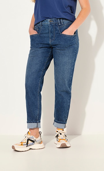 Model trägt Mom-Jeans und Sneaker