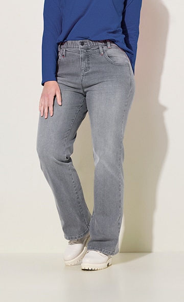 Model präsentiert eine graue, gerade geschnittene Jeans