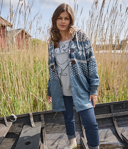 Model mit schwarz pinken Kleid