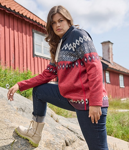 Frau mit blondem Haar und blauem Shirt