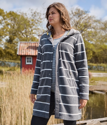 Frau mit blondem Haar und blauem Shirt