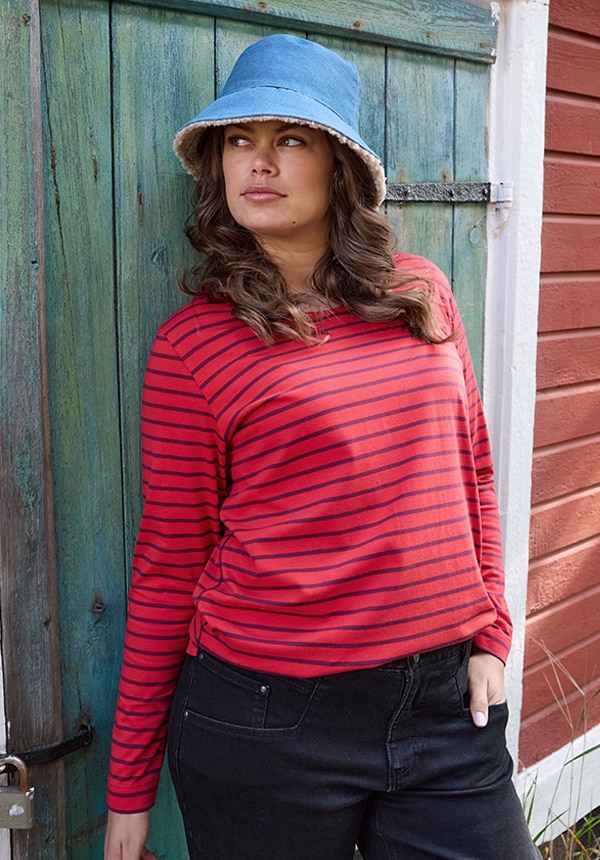 Model trägt türkises Kleid Korallen