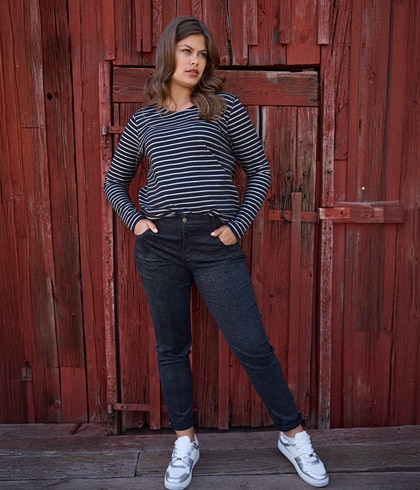 Zwei Models posieren am Meer