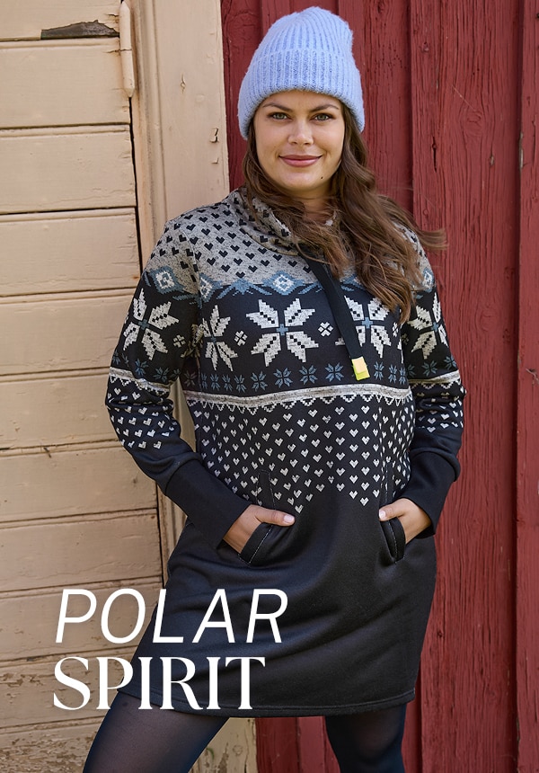 Model posiert mit einem blauen Kleid und steht im Wasser