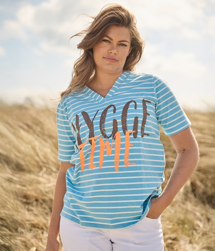 Frau mit blondem Haar und blauem Shirt