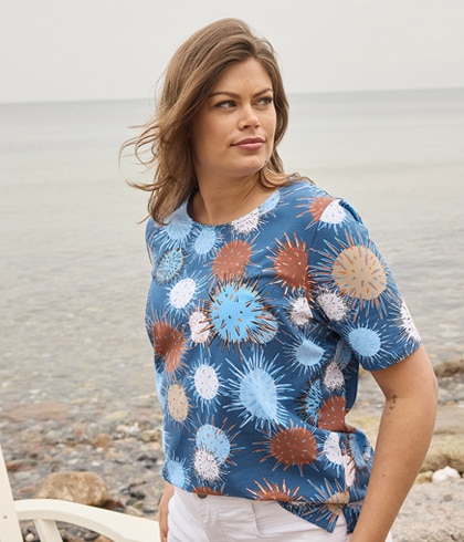 Frau mit blondem Haar und blauem Shirt
