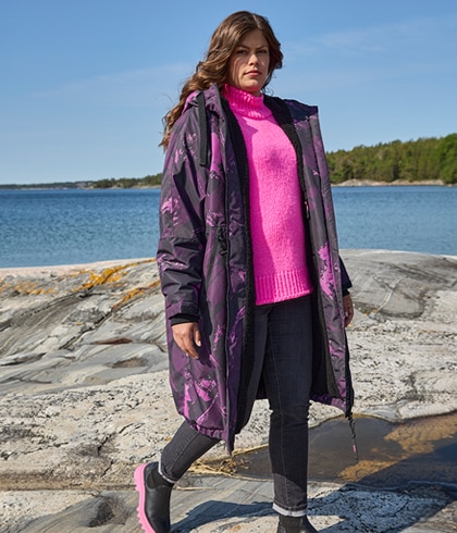 Model mit schwarz pinken Kleid