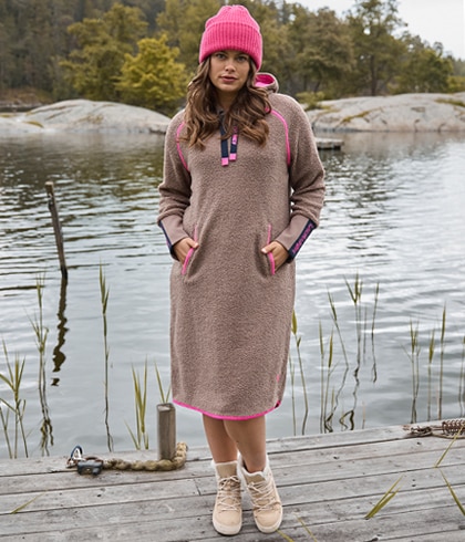 Zwei Models posieren am Meer