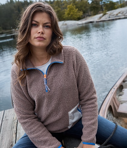Frau mit blauem Sweatkleid am Meer