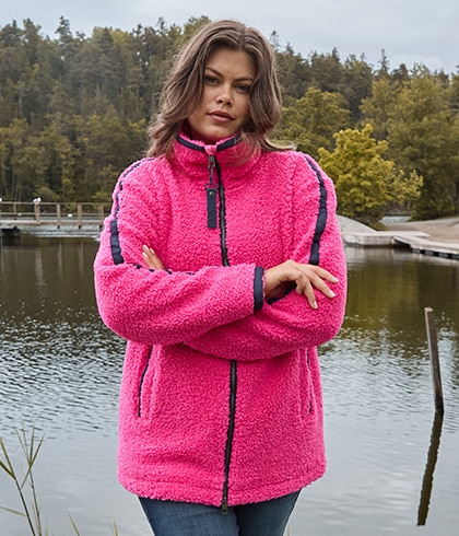 Frau mit gestreiftem Sweater am Strand