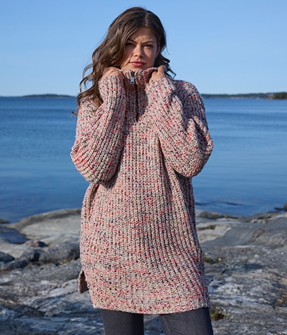 Frau mit blondem Haar und blauem Shirt