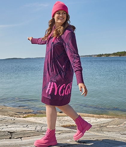 Frau mit blondem Haar und blauem Shirt