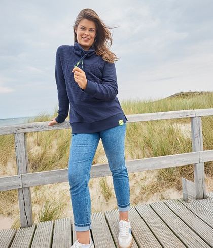 Frau mit blondem Haar und blauem Shirt