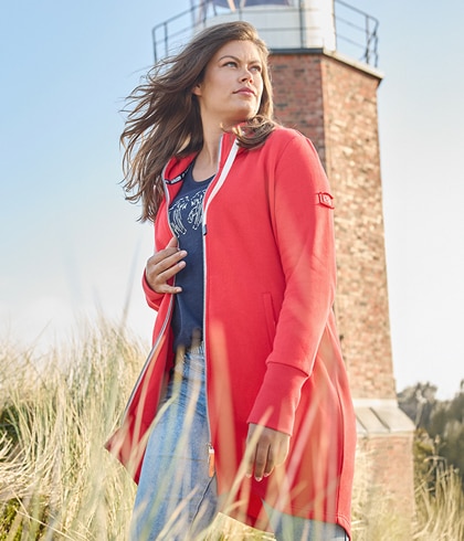 Model mit schwarz pinken Kleid