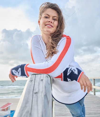Frau mit blondem Haar und blauem Shirt