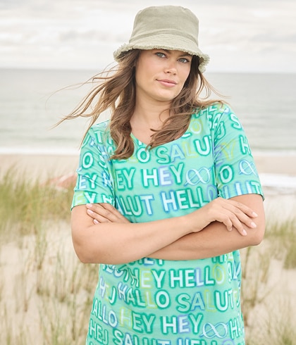 Frau mit blondem Haar und blauem Shirt
