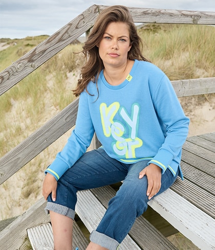 Frau mit blondem Haar und blauem Shirt