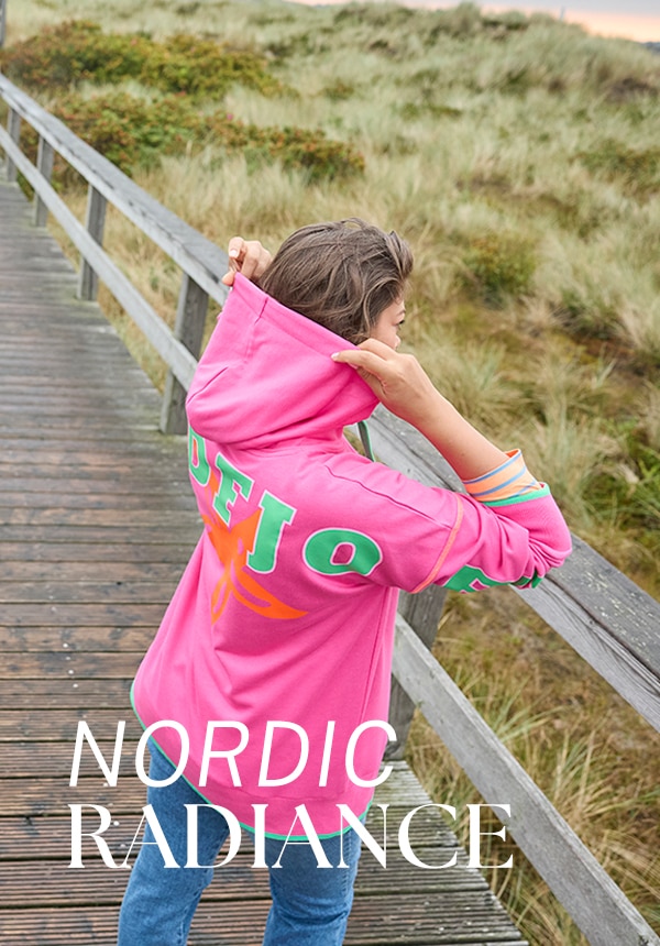 Model trägt türkises Kleid Korallen