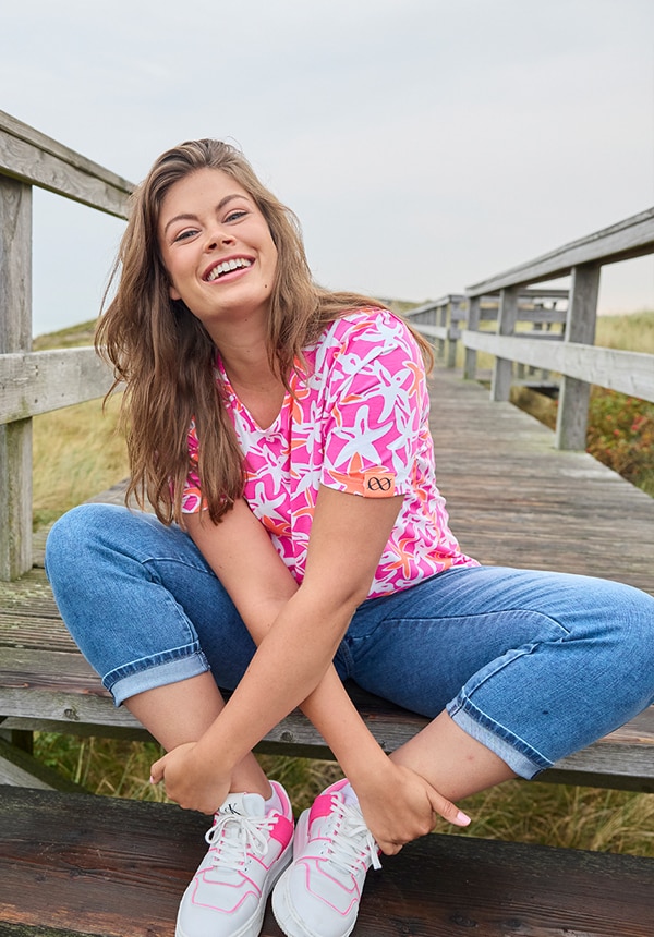 Model trägt türkises Kleid Korallen