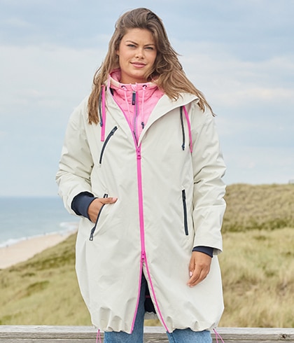 Zwei Models posieren am Meer