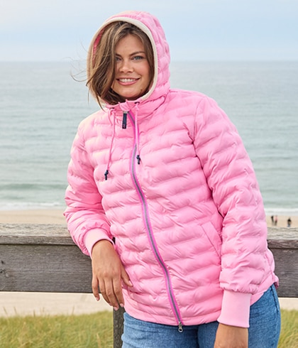 Frau mit blauem Sweatkleid am Meer