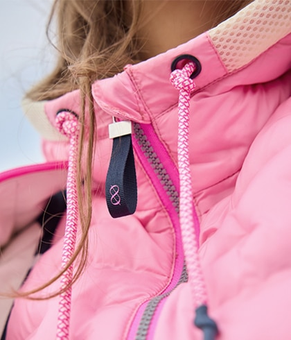 Frau mit gestreiftem Sweater am Strand