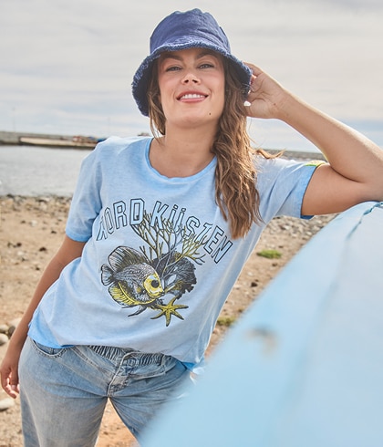 Model mit schwarz pinken Kleid