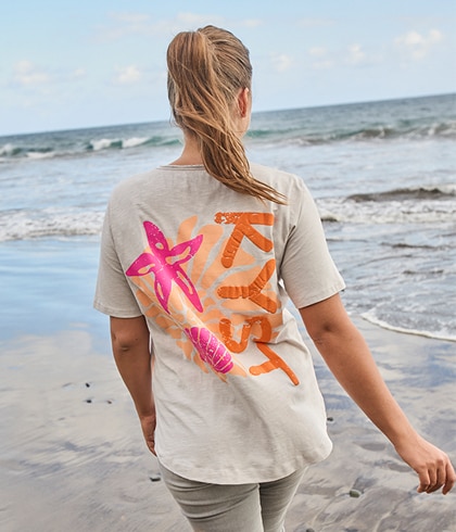 Zwei Models posieren am Meer