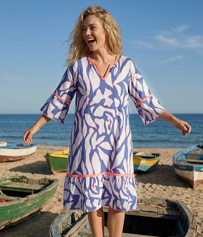Model mit buntem Kleid