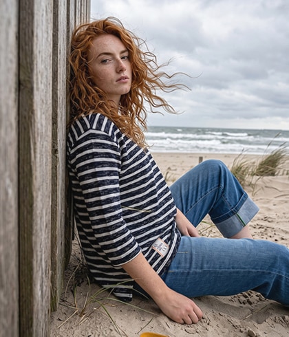 Model mit buntem Kleid und Tasche