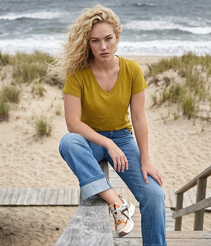 Model mit buntem Kleid