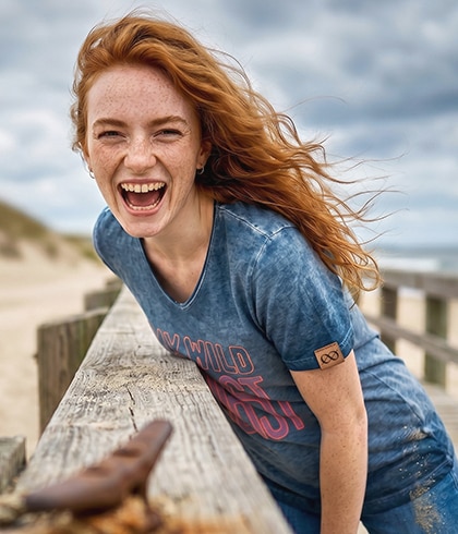 Model mit blondem Haar und blauem Shirt