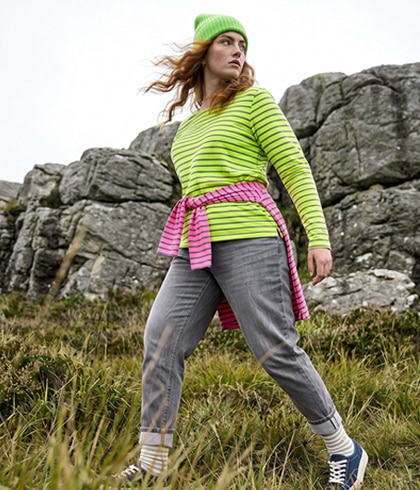 Model mit buntem Kleid und Tasche