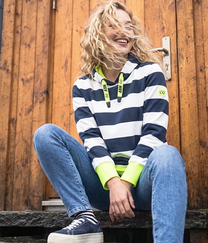 Model mit blondem Haar und blauem Shirt