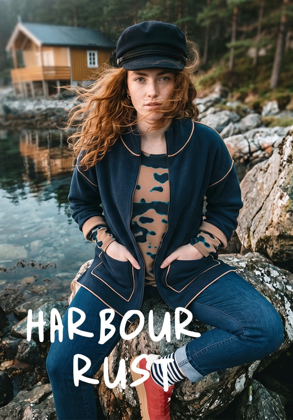 Model mit blauem Shirt.